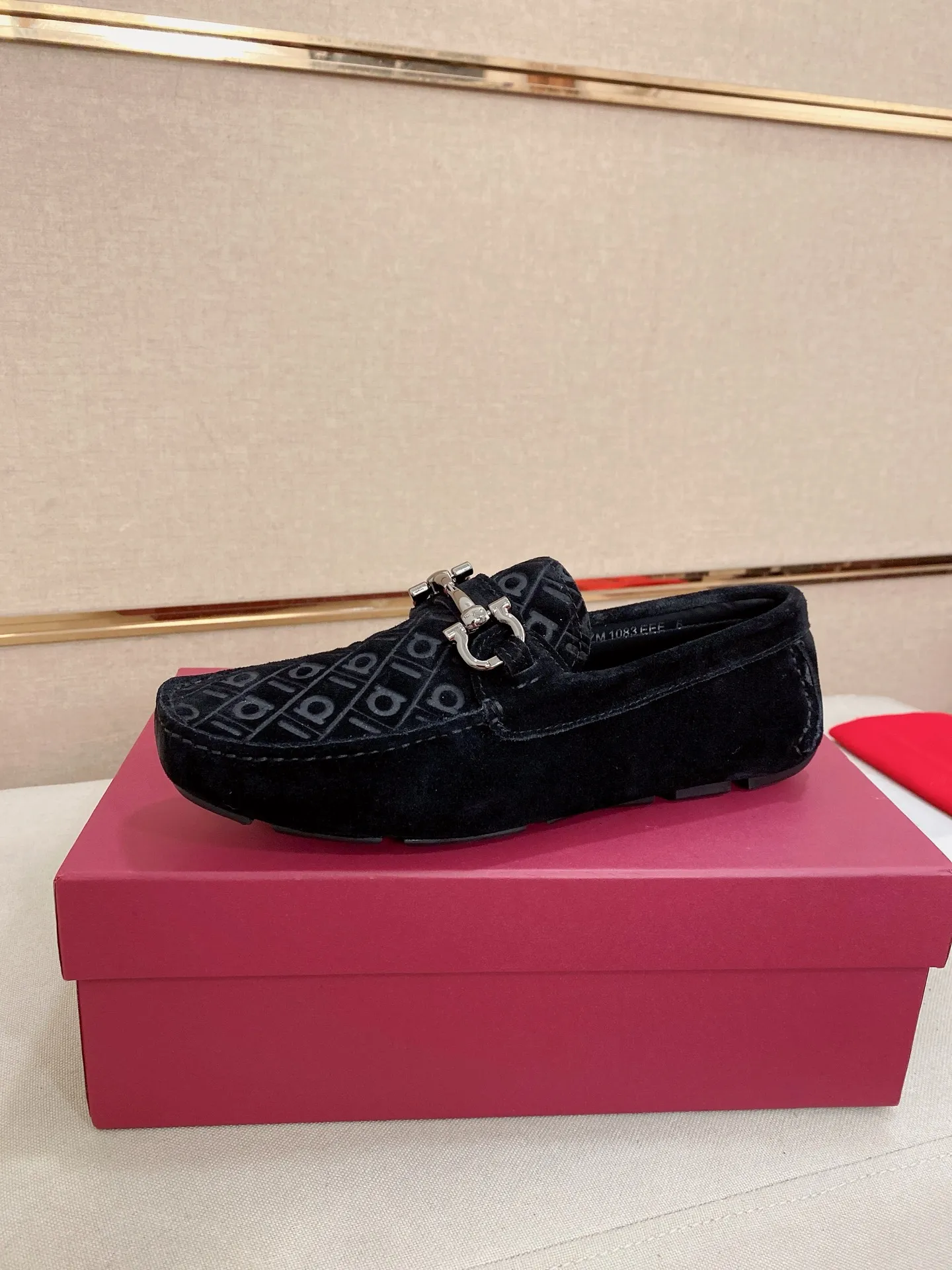 Men's shoes💰: 560💰High-end quality! Ferragamo🆕🆕Exclusive hot-selling products in stock🔥🔥New products on the shelves, high-quality Ferragamo men's pea shoes, high-end casual driving shoes, with complete packaging! 💪 💪 Material: Imported Niujing cowhide 🐂 + Imported high-quality water-dyed cowhide lining + wear-resistant outsole 👍🏻👍🏻 Features: High-end and comfortable, purely handmade 🚀 🚀 Create the perfect shoes that suit you best 🔥 🔥 Size: (38-44) 45 standard size can be customized!
